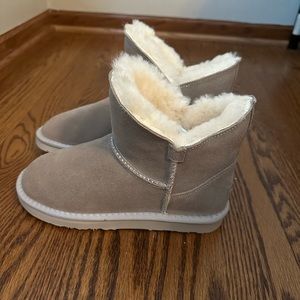 Brand New Women’s Lamo Boots